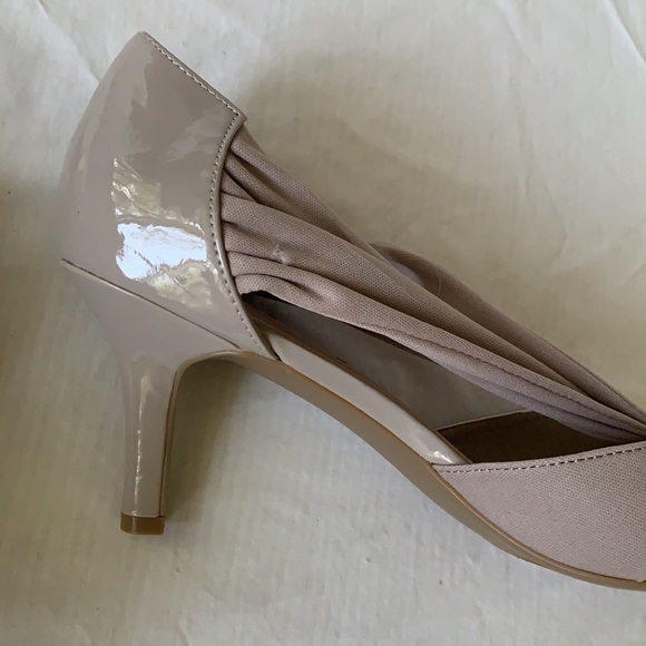 Apostrophe Taupe Peep Toe Pumps 8M - Picture 13 of 13